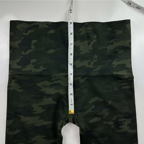 Spanx Look At Me Now Leggings Size Medium Green Camo High Waisted Shaping - Picture 5 of 6